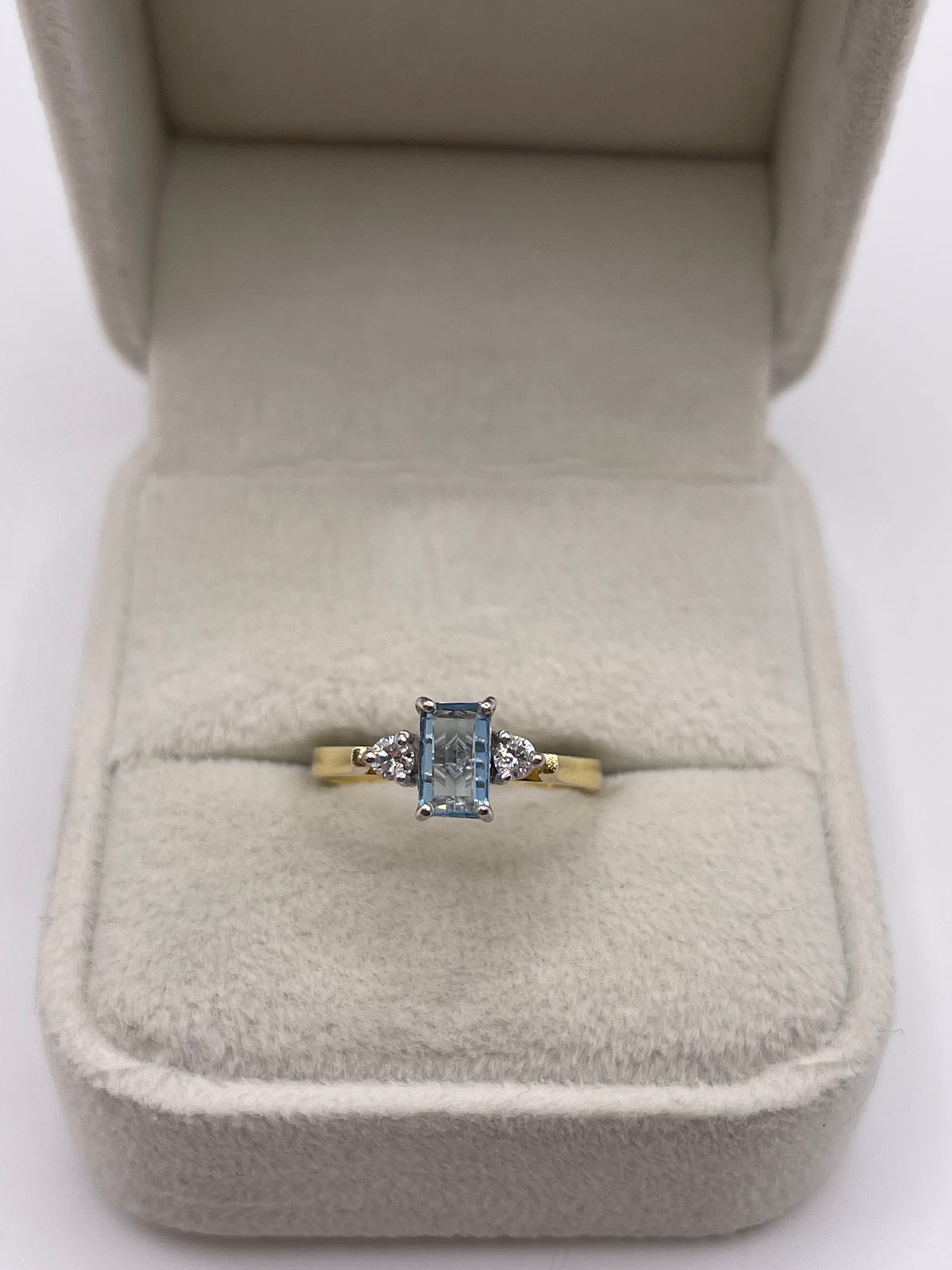 18ct gold aquamarine and diamond ring