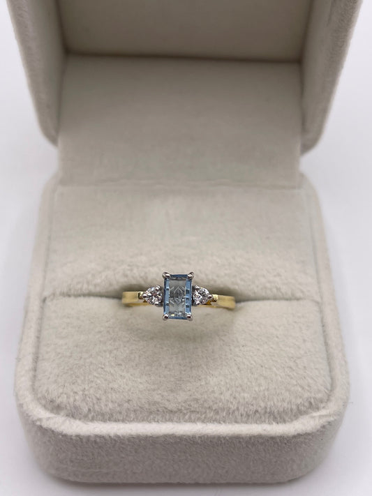 18ct gold aquamarine and diamond ring