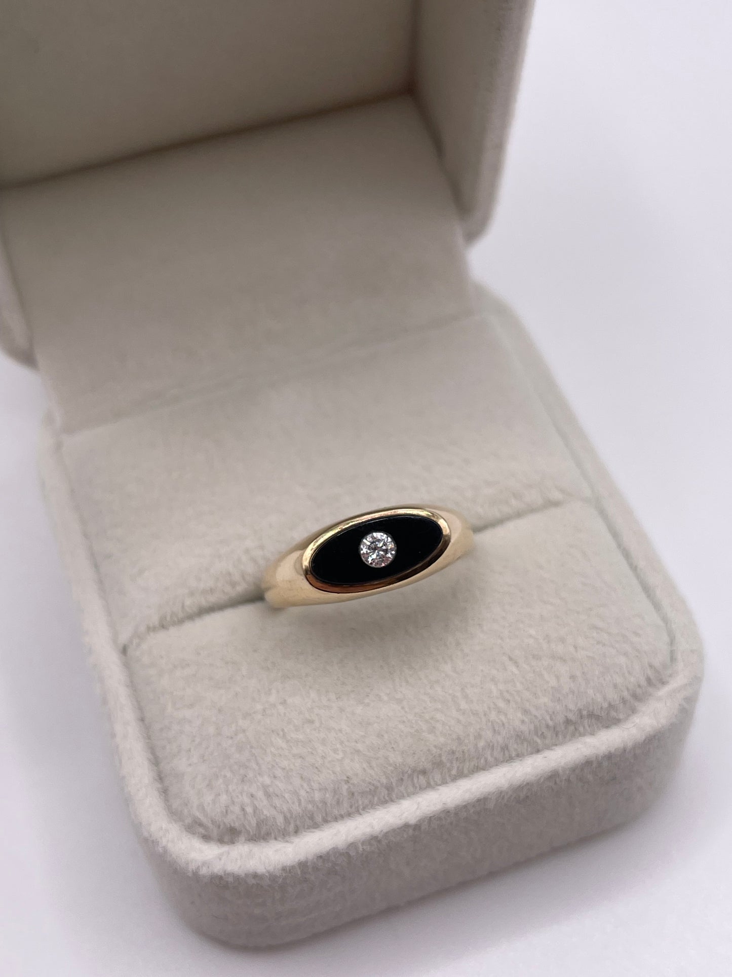 9ct gold onyx and cz ring