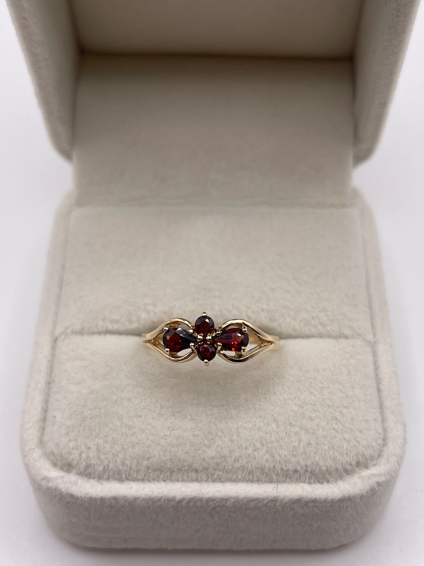 9ct gold garnet ring