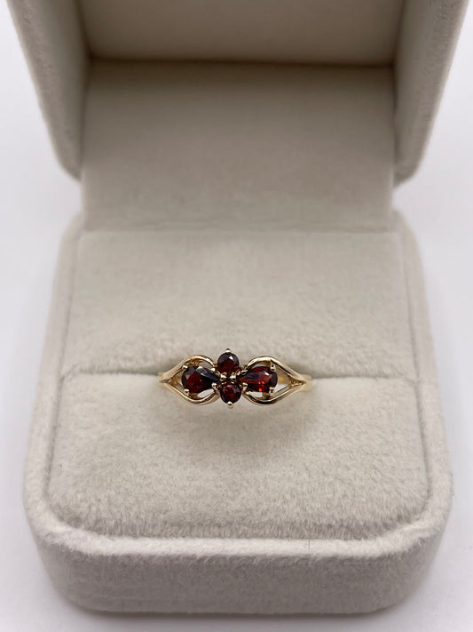 9ct gold garnet ring