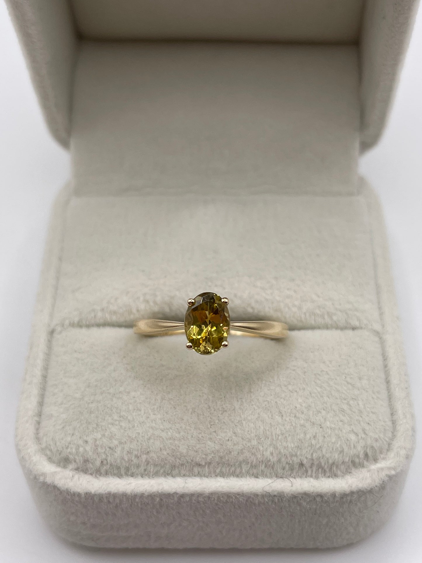 9ct gold quartz ring