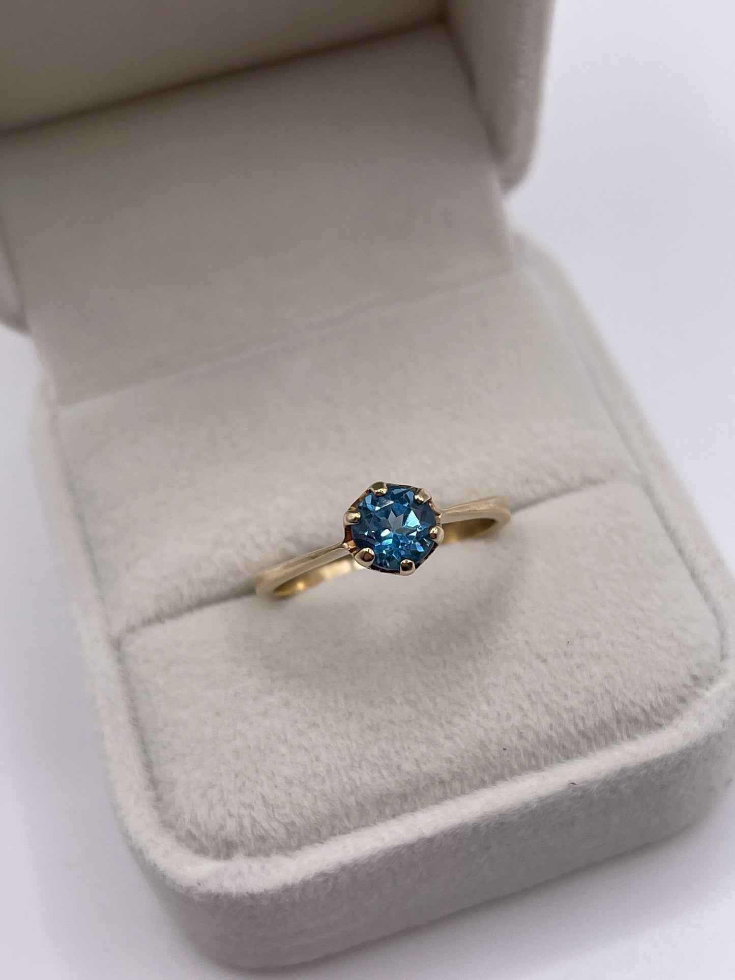9ct gold blue topaz ring