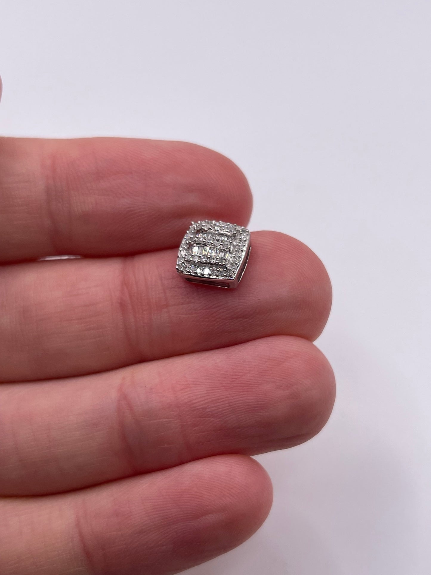 9ct white gold diamond cluster pendant
