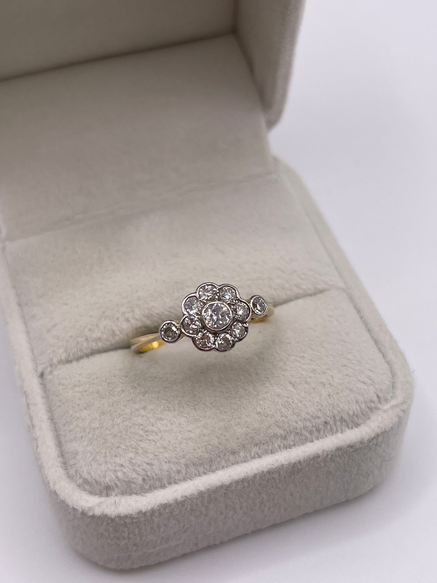 18ct gold diamond cluster ring