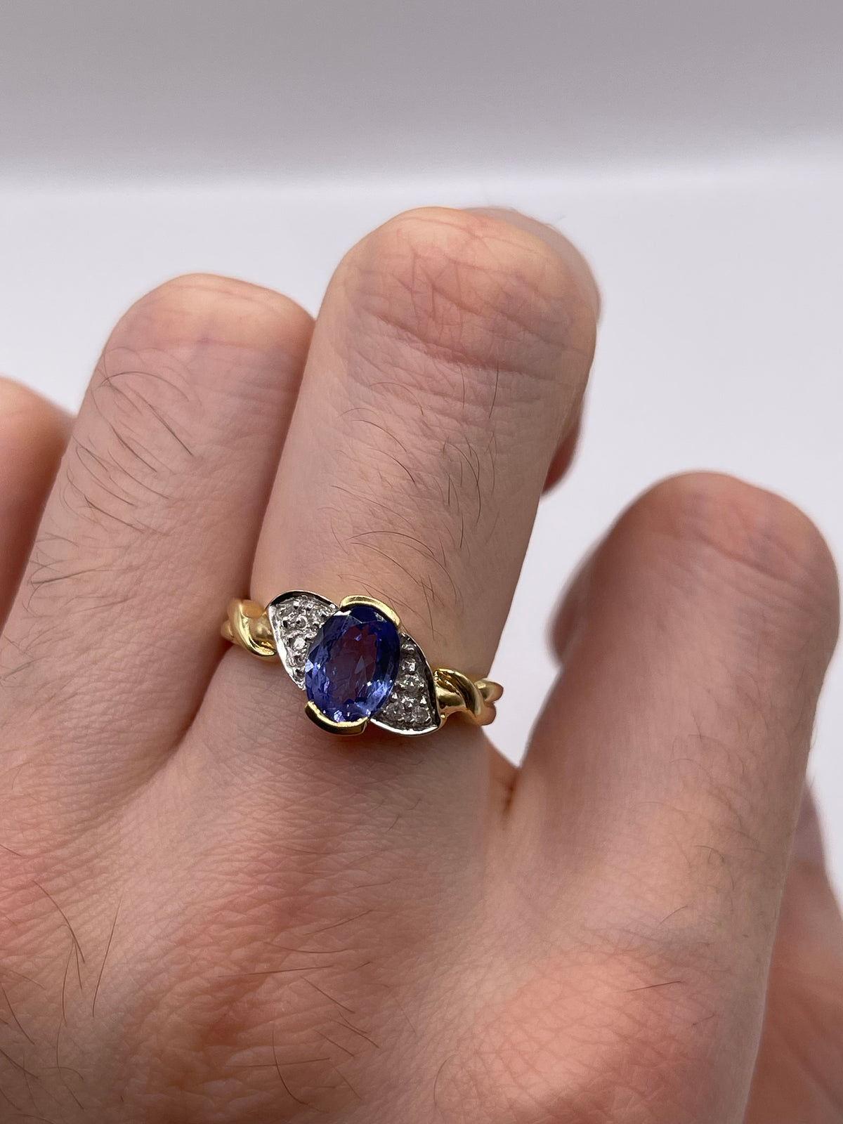 18ct gold tanzanite and diamond ring