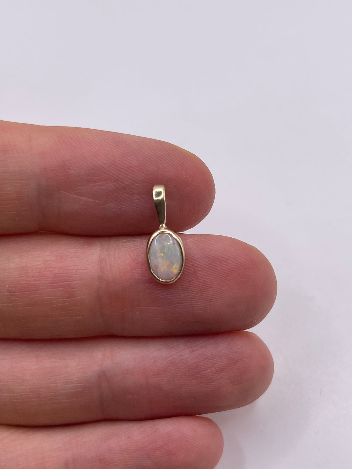 9ct gold opal pendant
