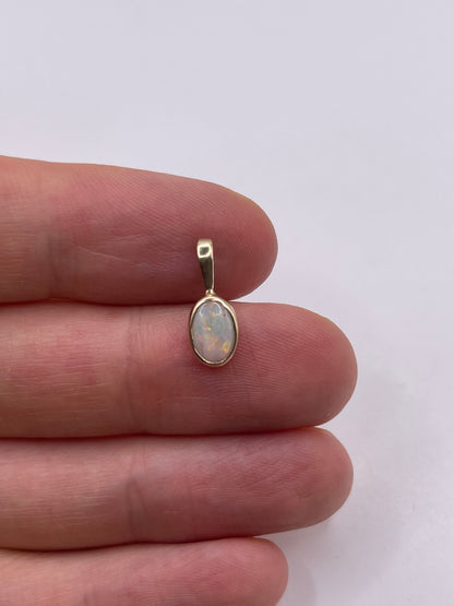 9ct gold opal pendant