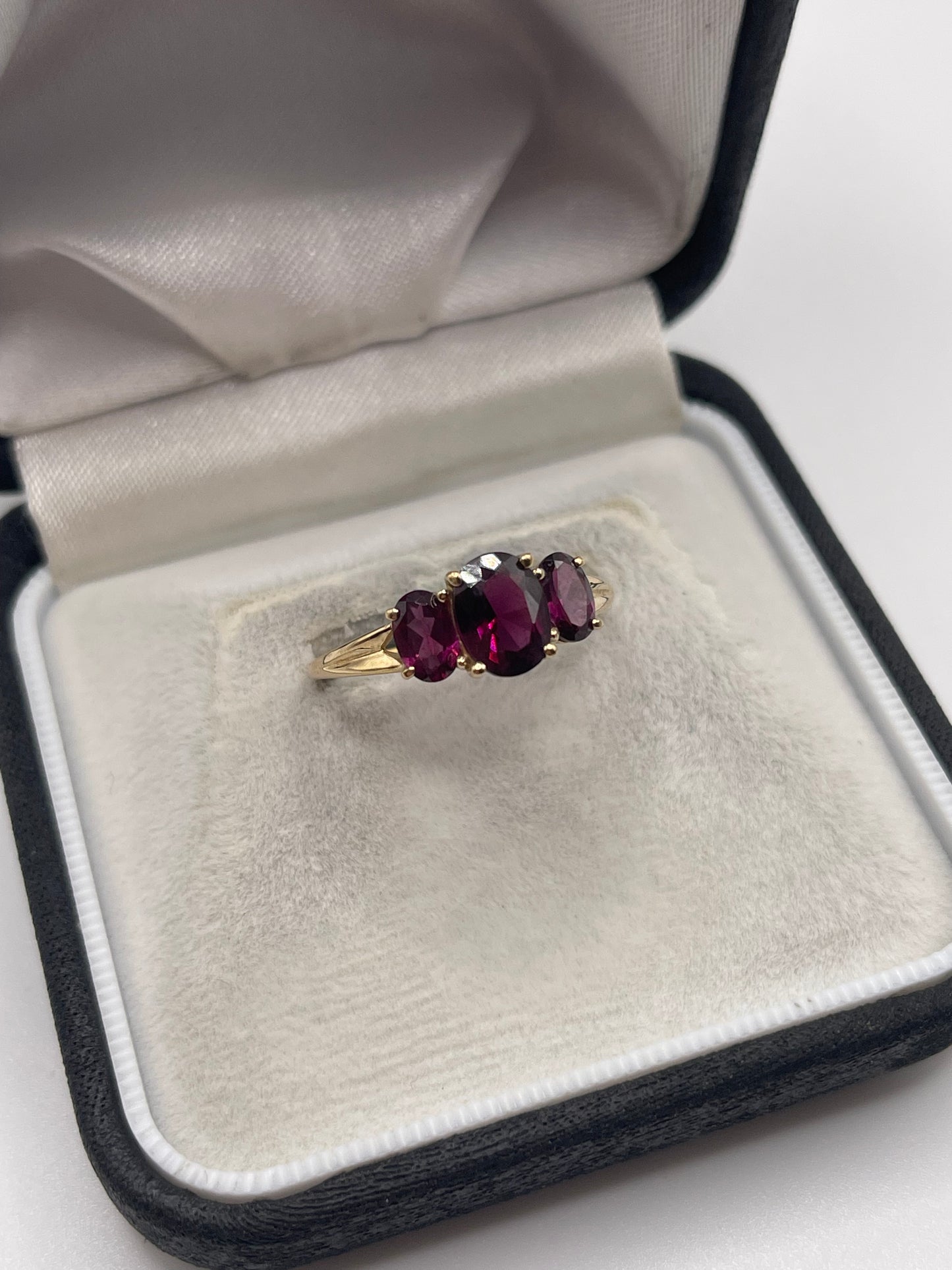 9ct gold garnet ring