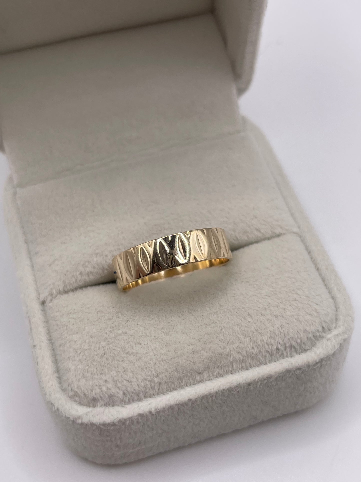 9ct gold patterned band