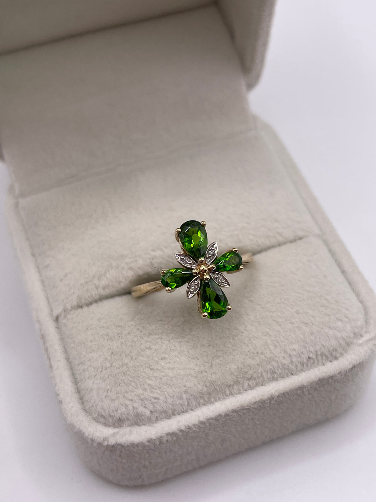 9ct gold diopside and diamond ring