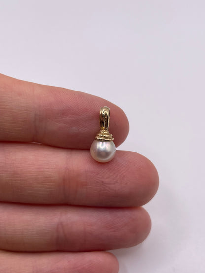 9ct gold pearl pendant