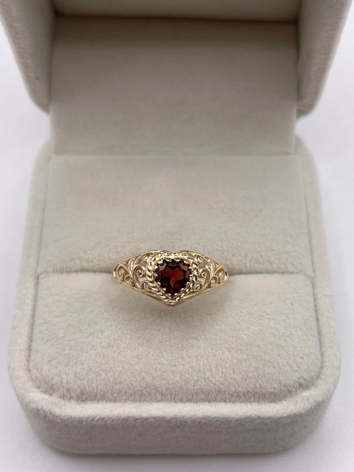9ct gold garnet heart ring