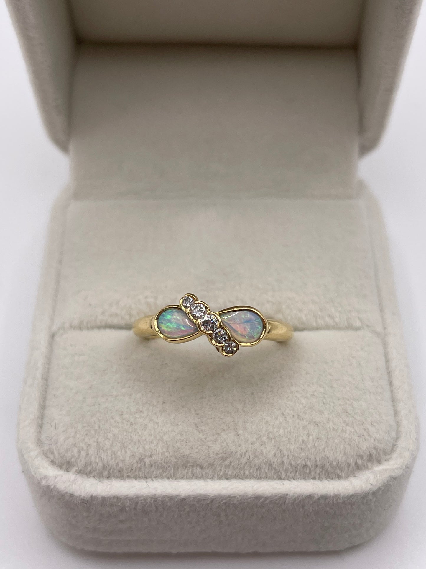 18ct gold opal and diamond ring
