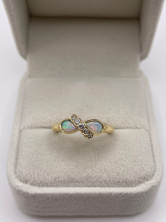 18ct gold opal and diamond ring