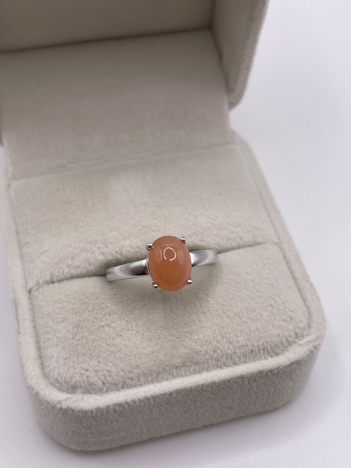 9ct white gold peach moonstone ring