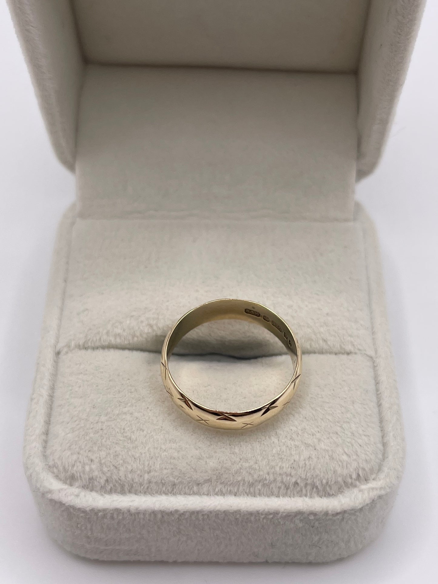 9ct gold patterned band