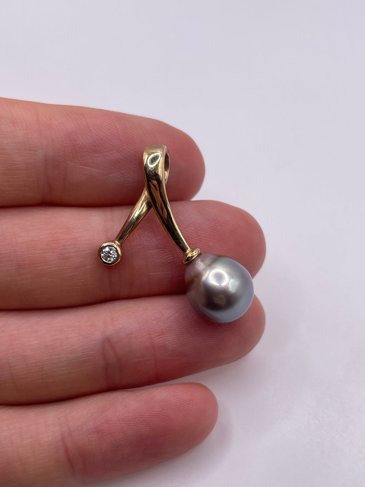 9ct gold pearl and diamond pendant