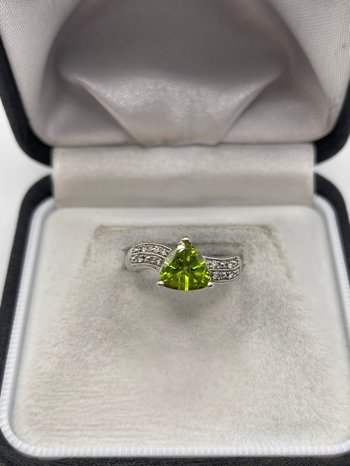 9ct white gold peridot and diamond ring