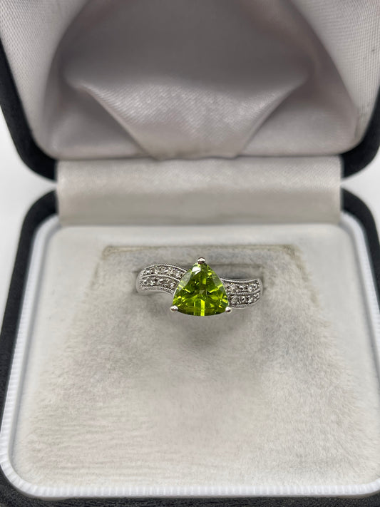 9ct white gold peridot and diamond ring