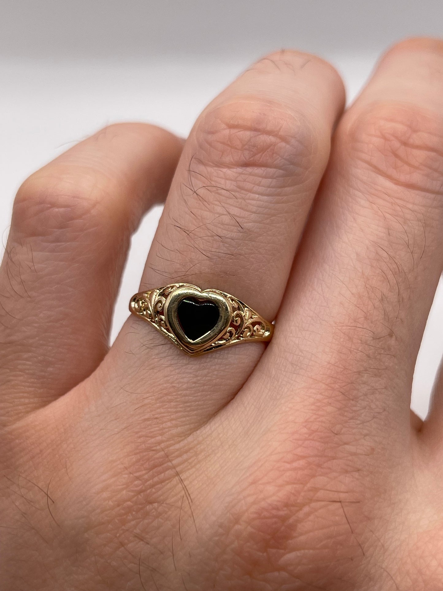 9ct gold onyx heart ring
