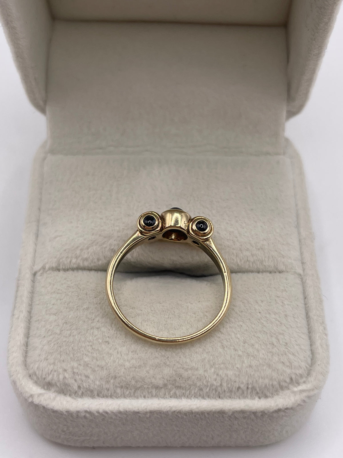 9ct gold cabochon sapphire ring