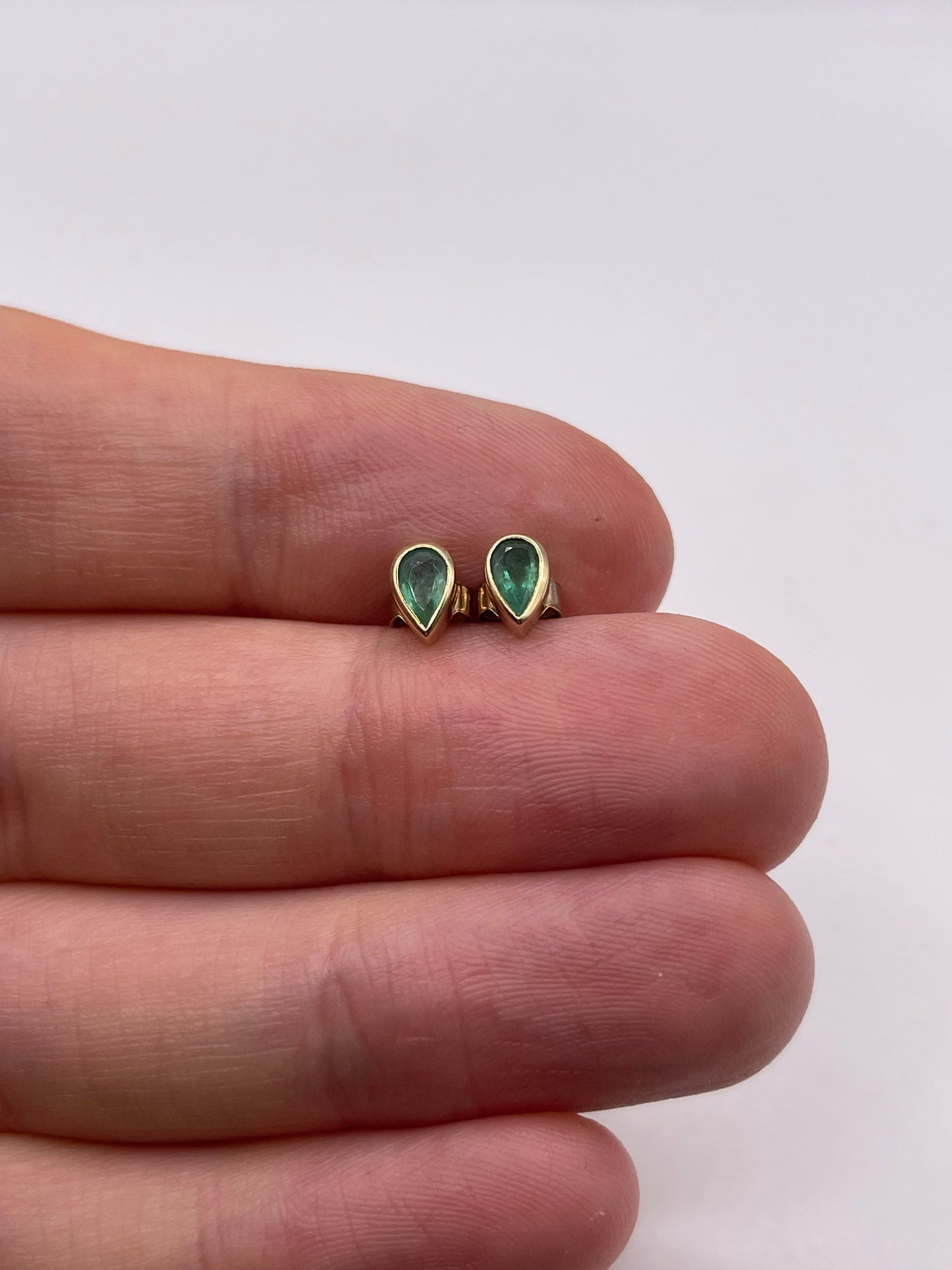 9ct gold emerald earrings