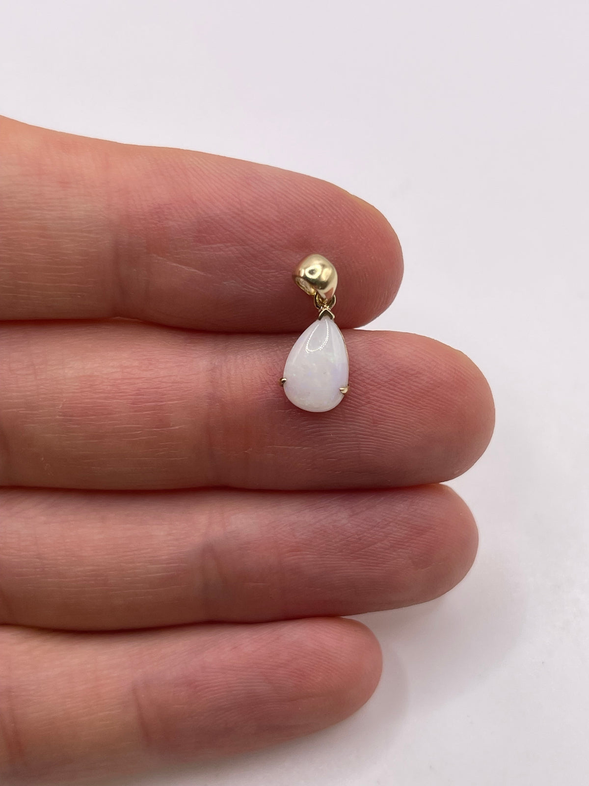 9ct gold opal pendant