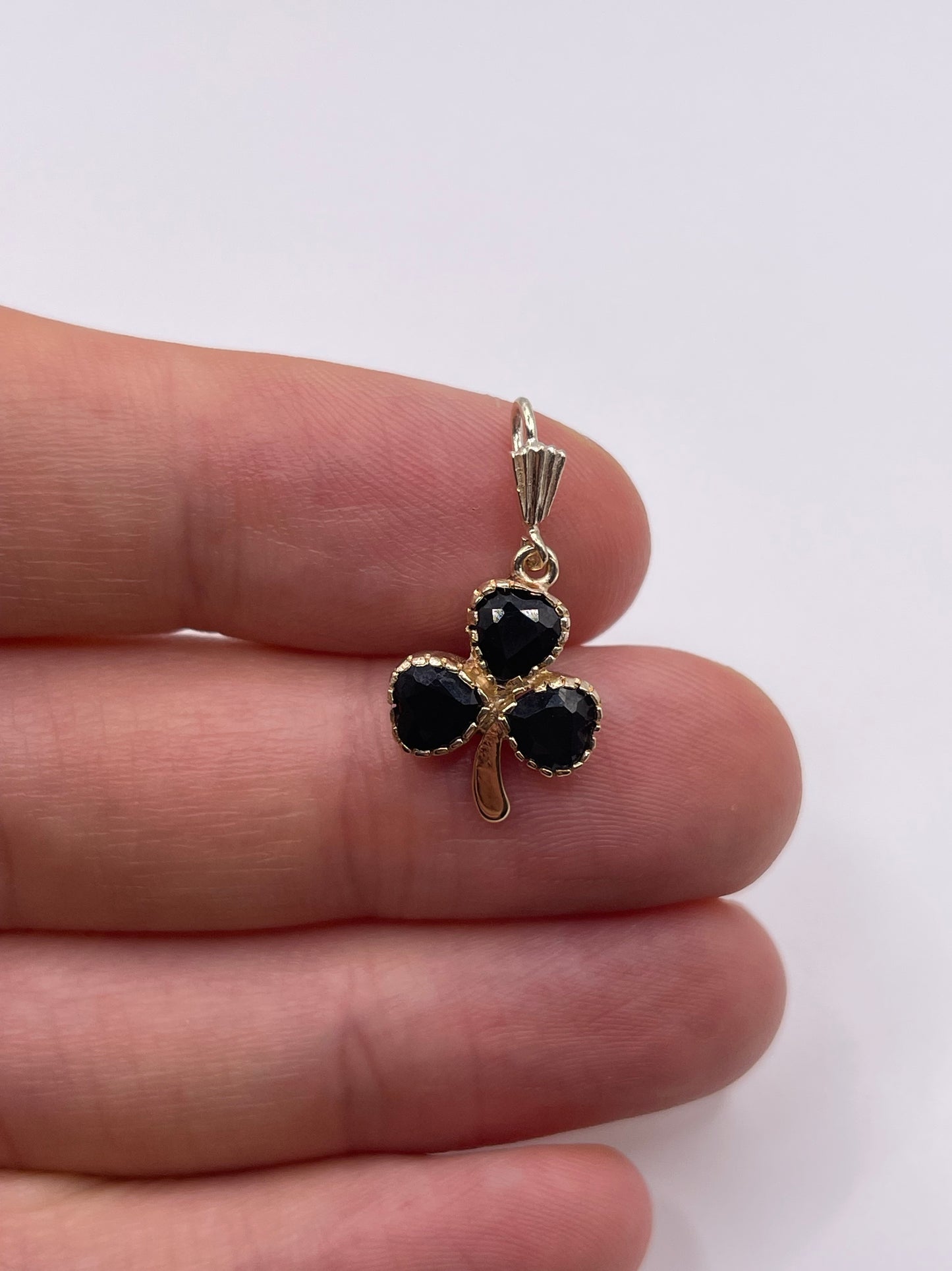 9ct gold sapphire clover pendant