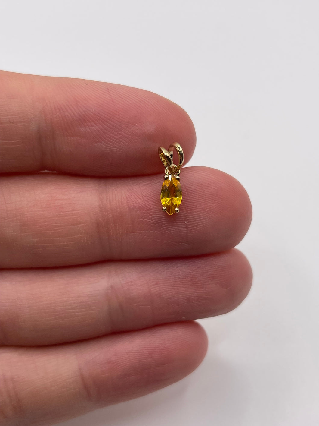 9ct gold sapphire pendant