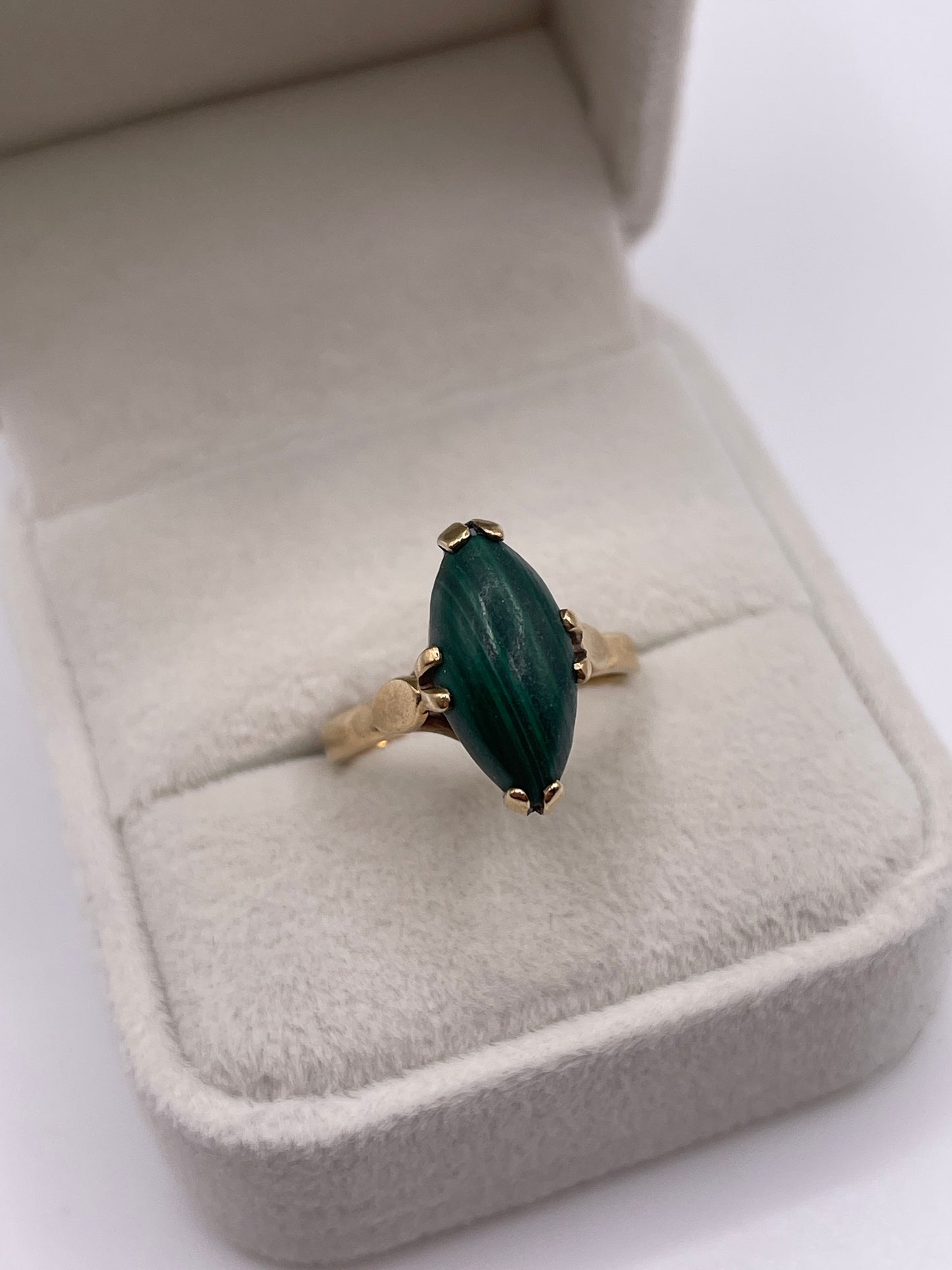 9ct gold malachite ring