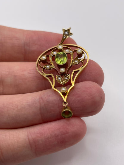 Antique 15ct gold peridot and pearl pendant