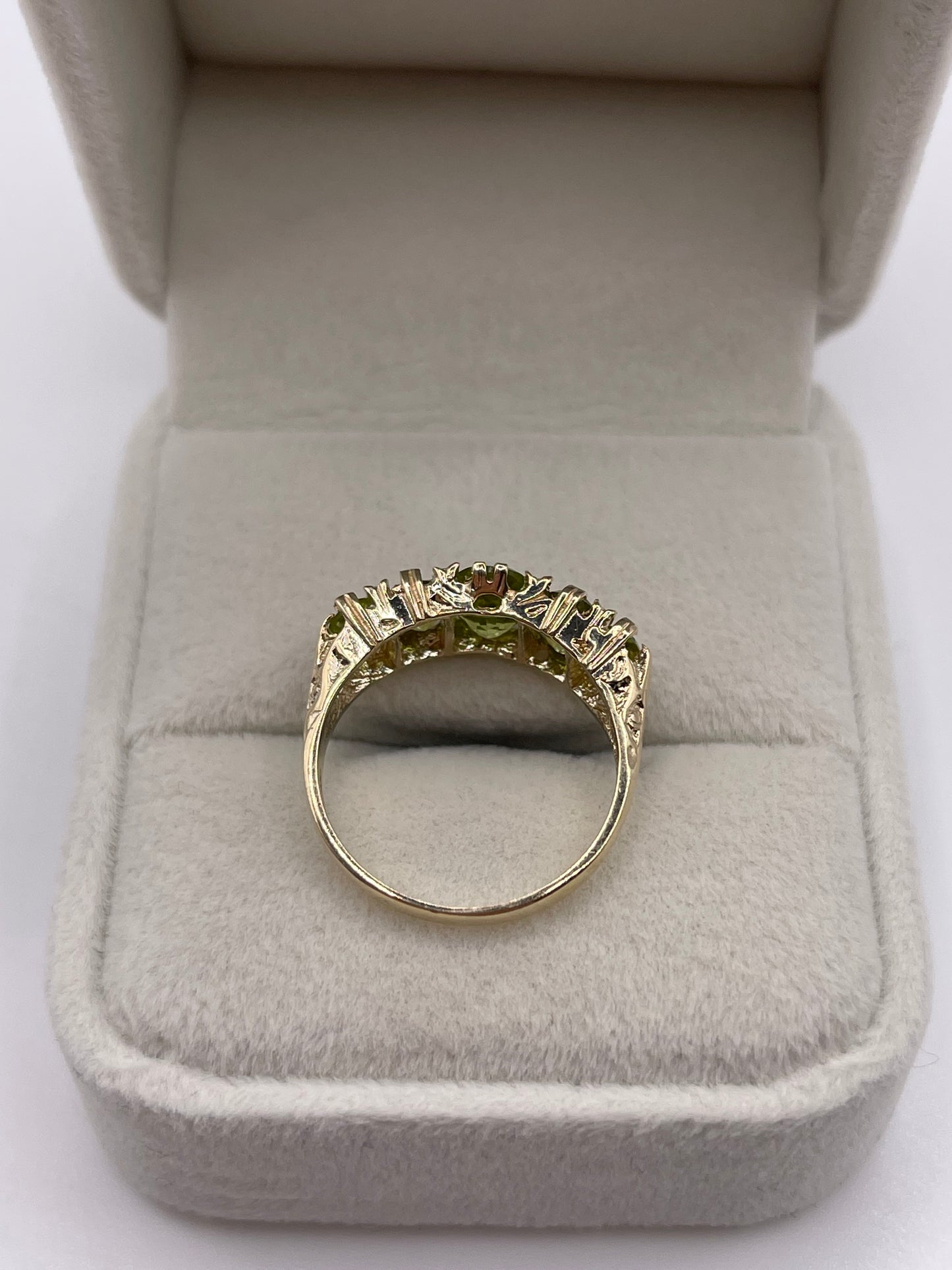 9ct gold peridot ring