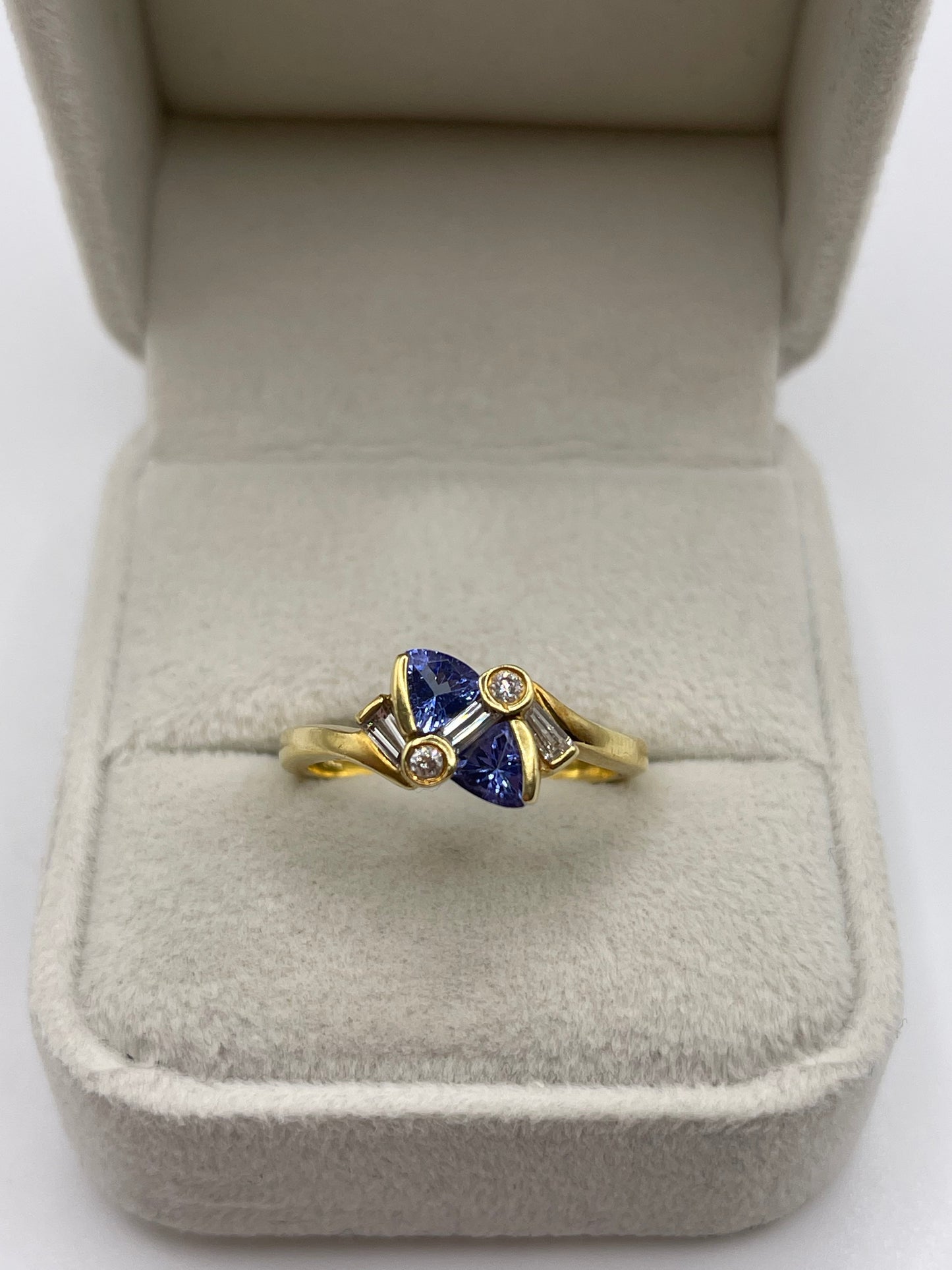 18ct gold tanzanite and diamond ring