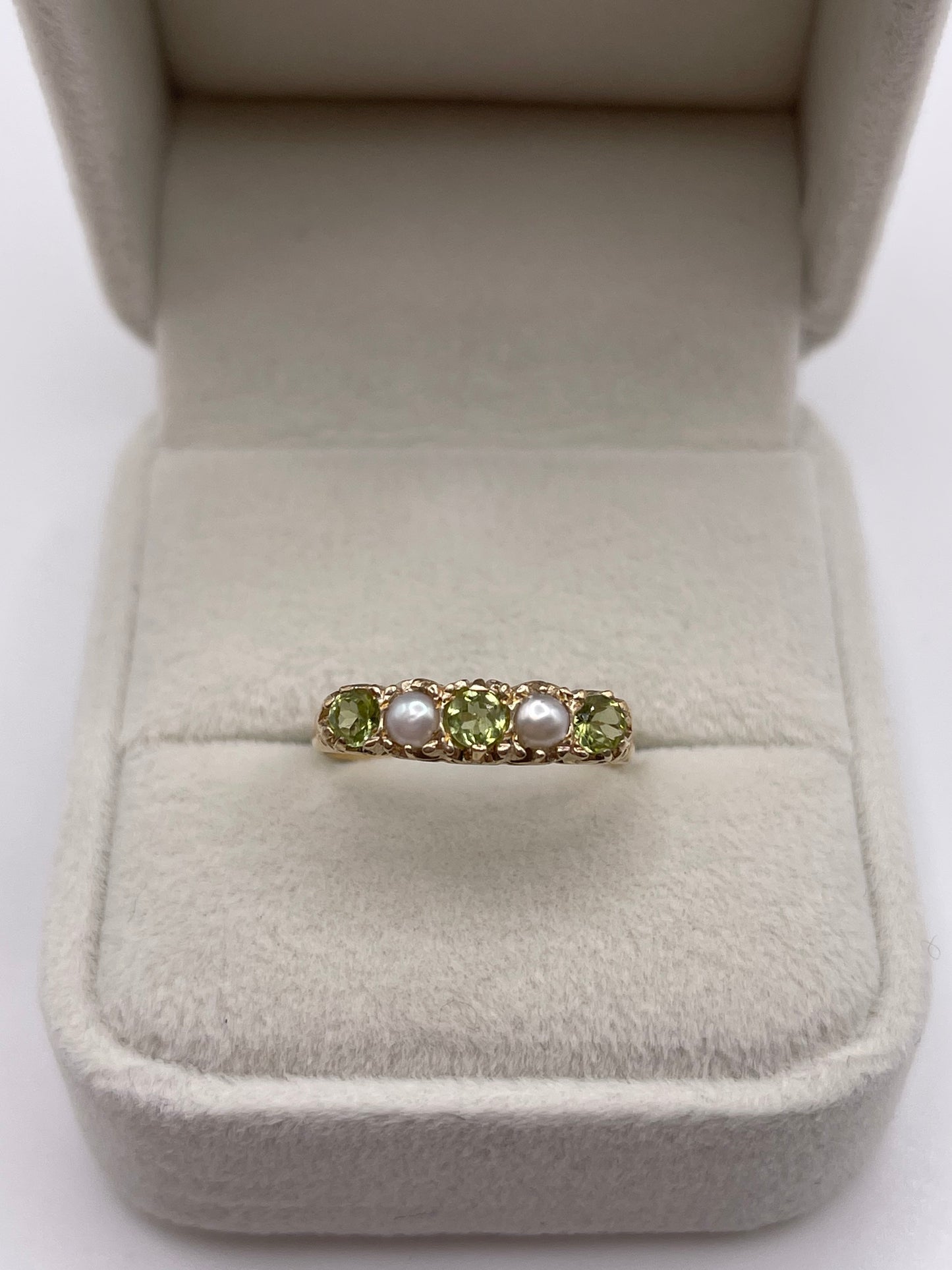 9ct gold peridot and pearl ring
