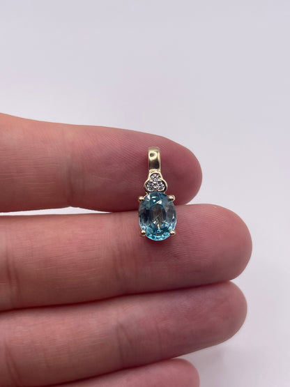 9ct gold zircon pendant