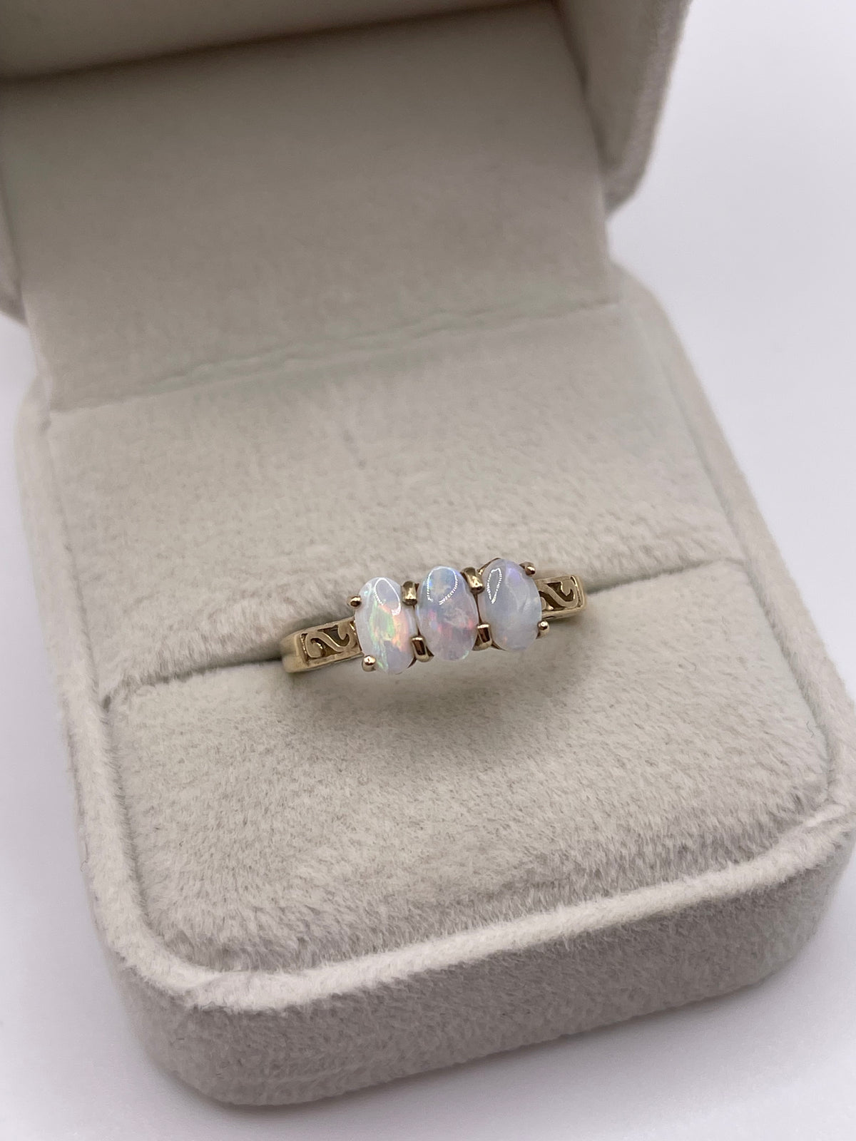 9ct gold opal ring