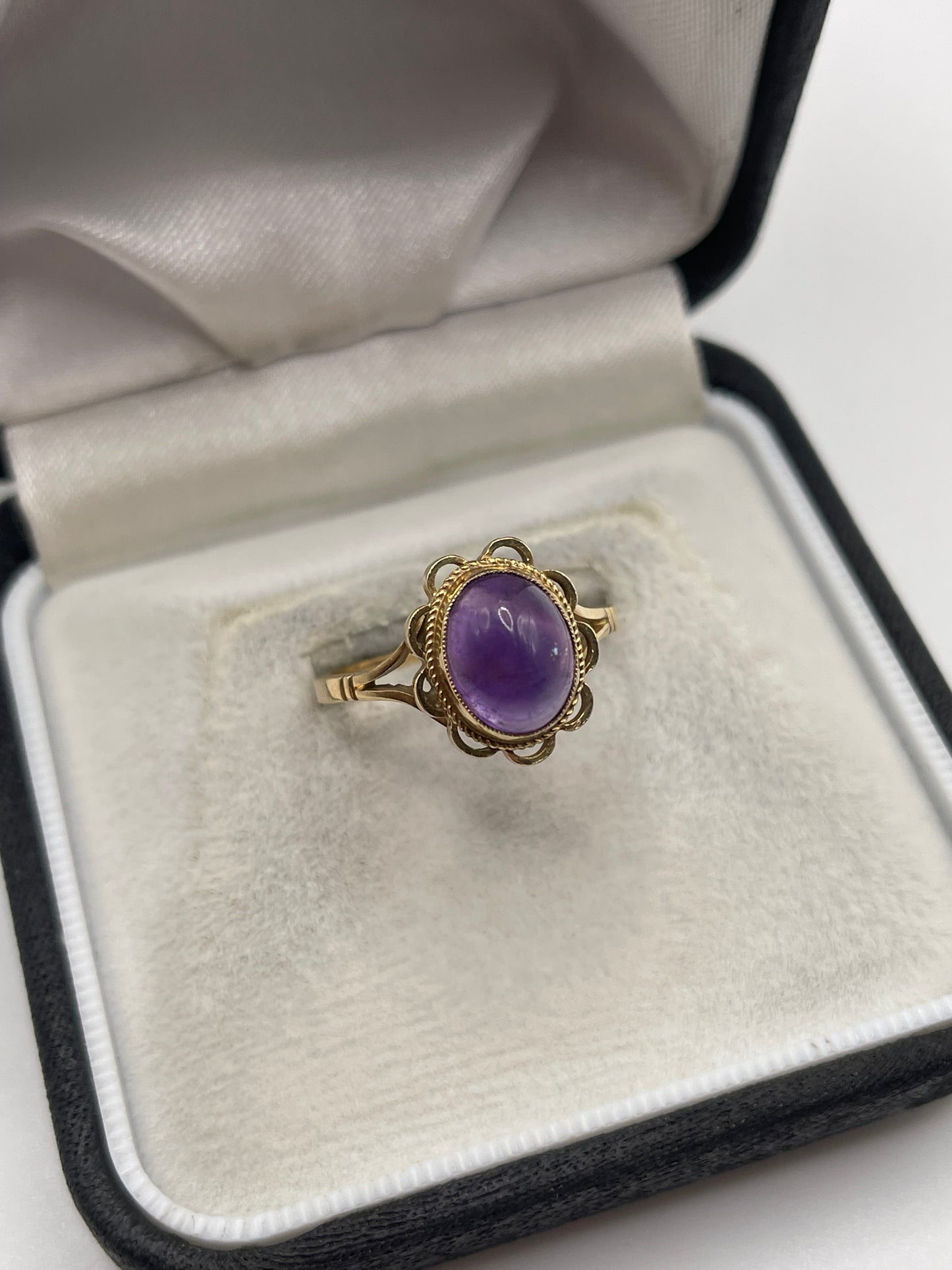 9ct gold cabochon amethyst ring