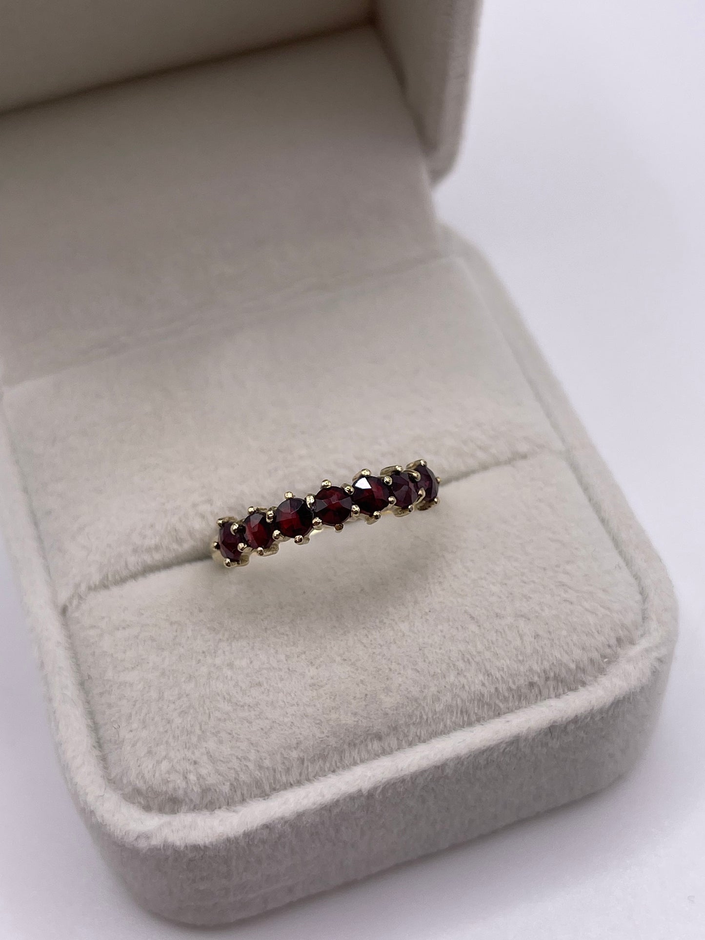 9ct gold garnet ring