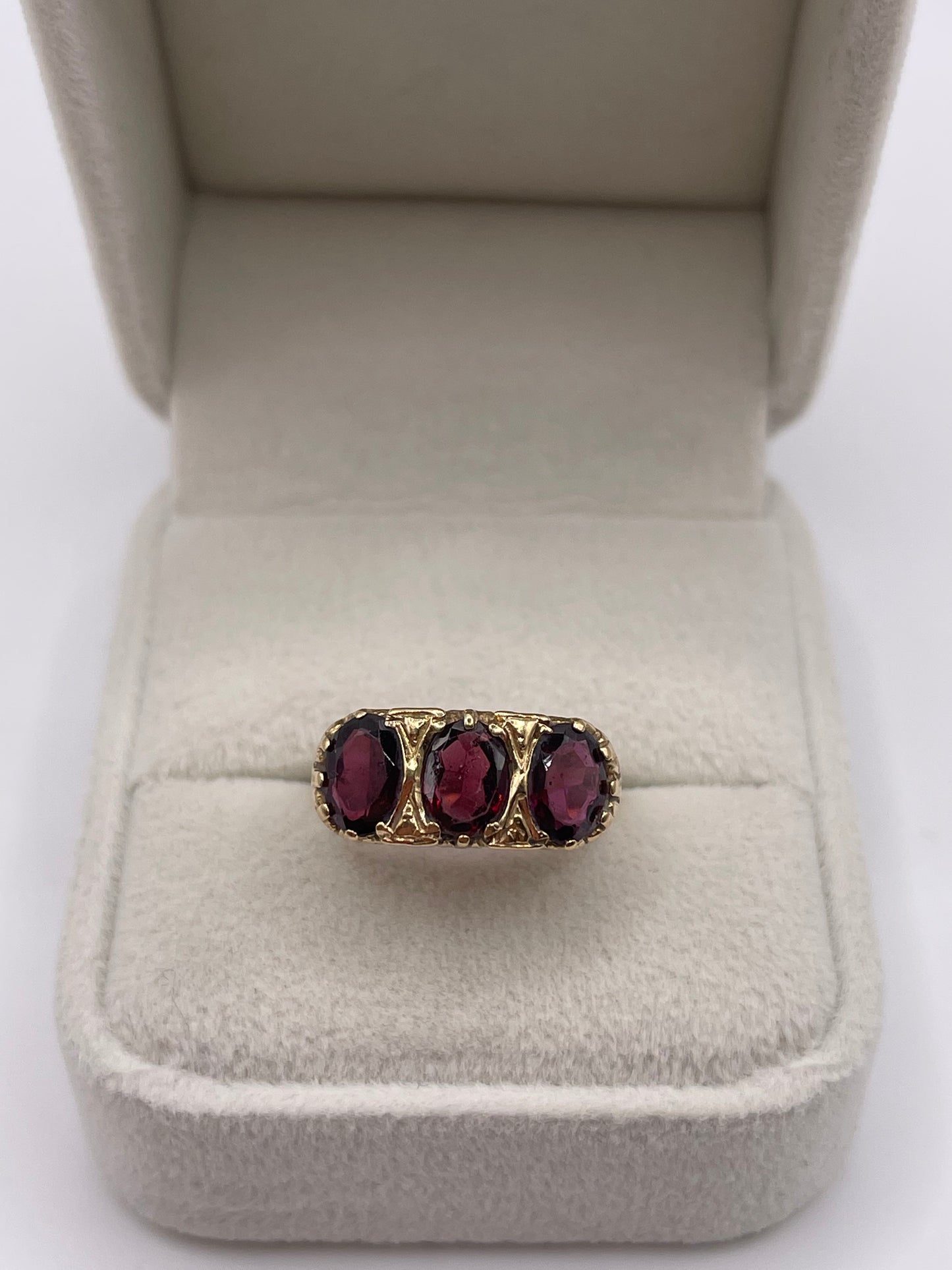 9ct gold garnet ring