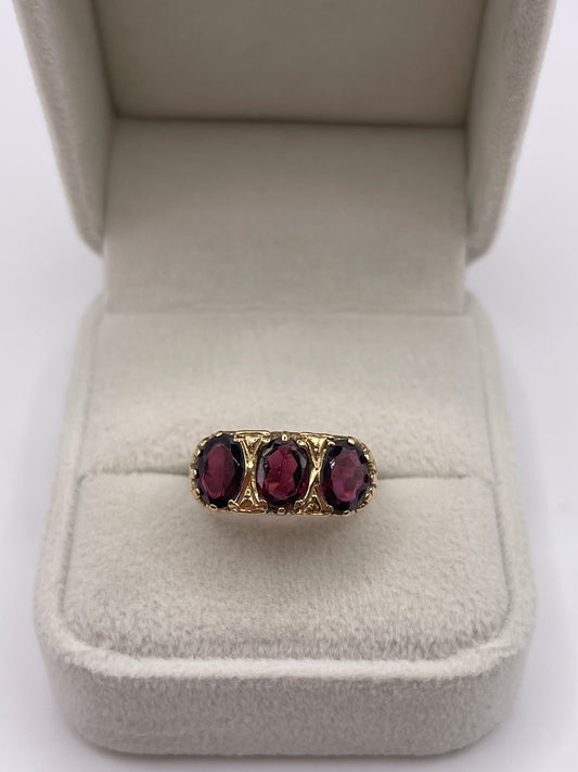 9ct gold garnet ring