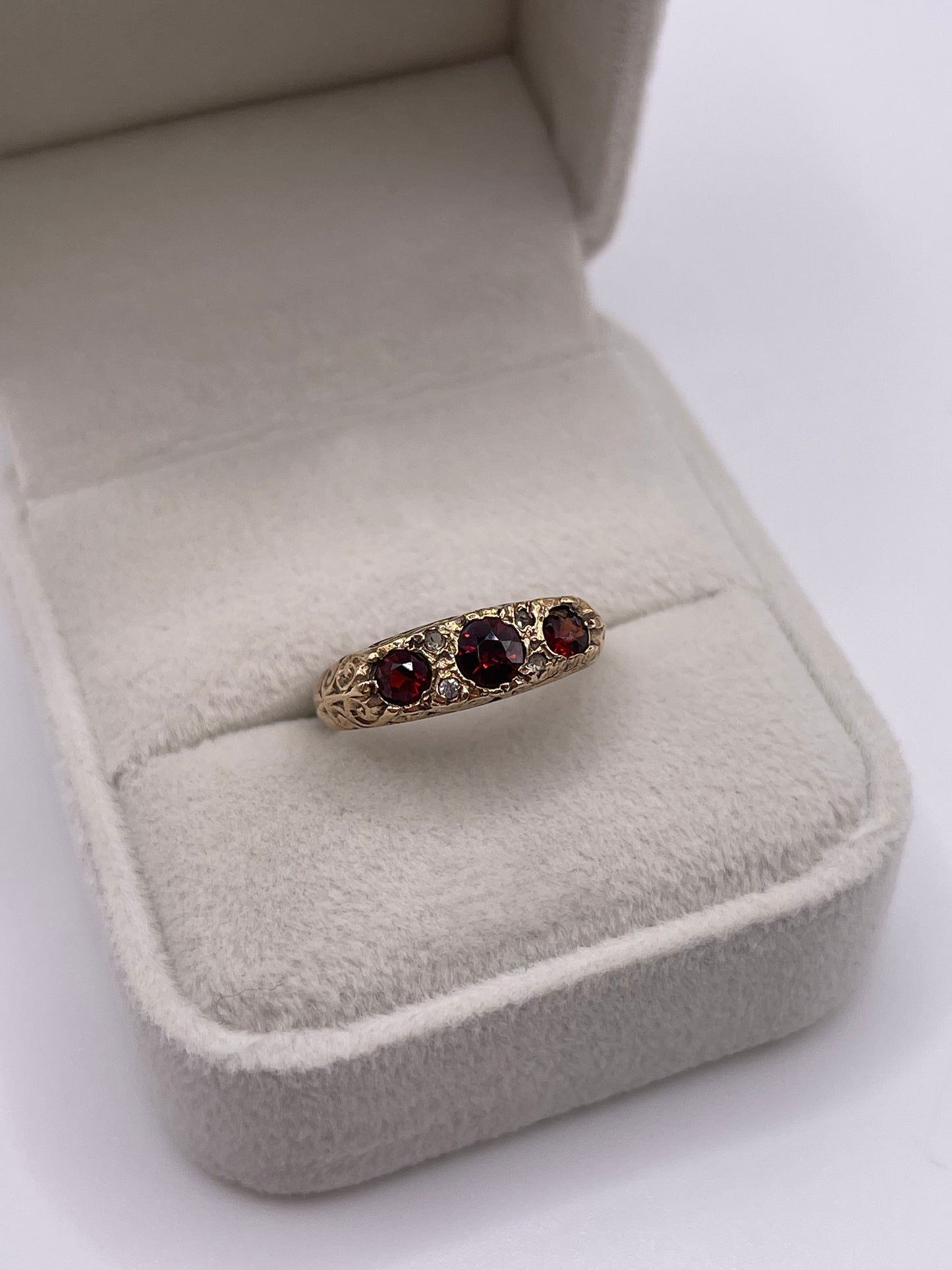 9ct gold garnet ring