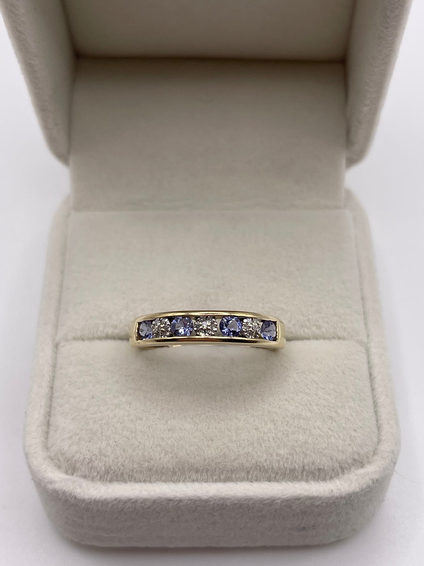 9ct gold tanzanite and diamond ring