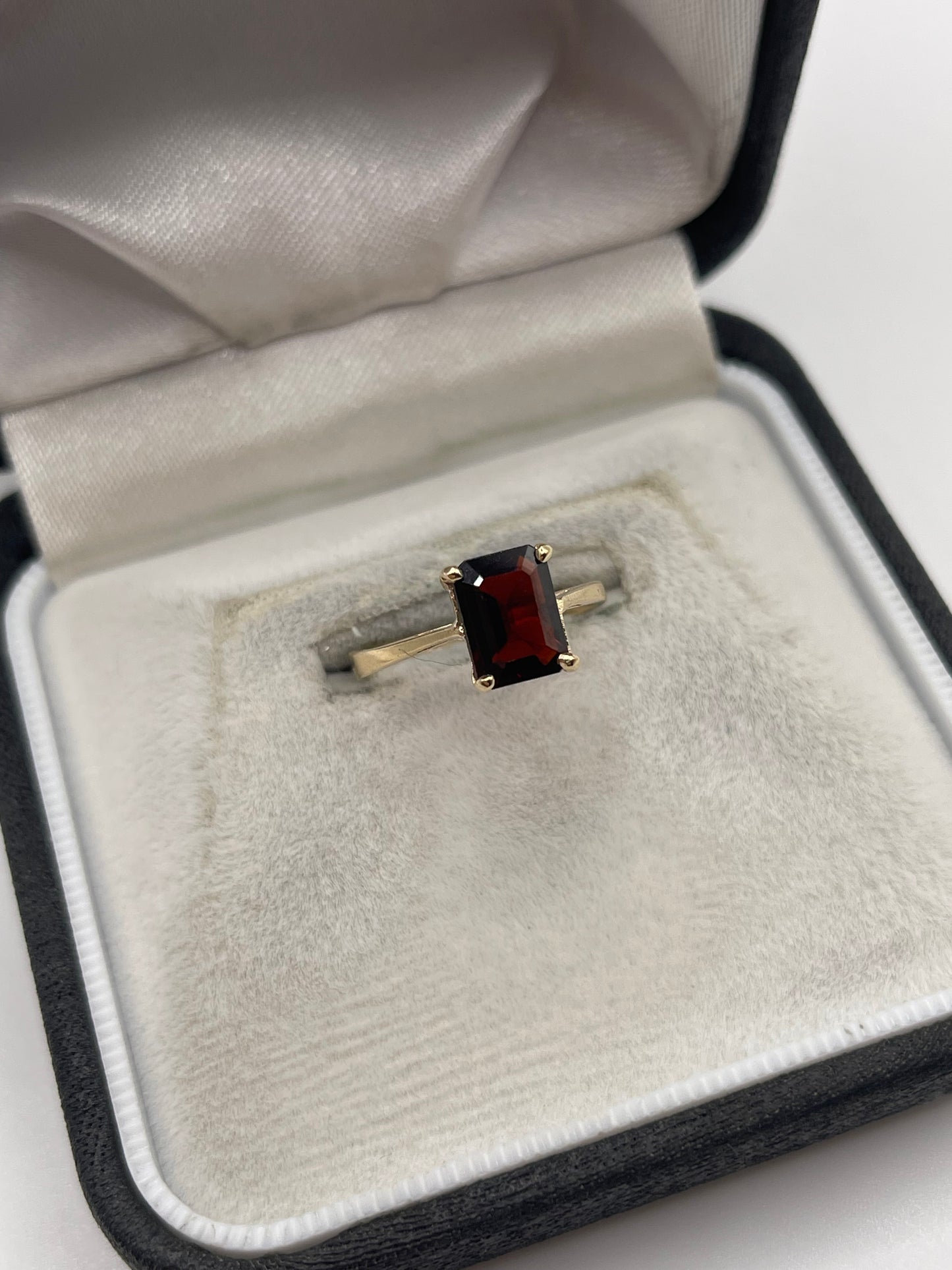 9ct gold garnet ring