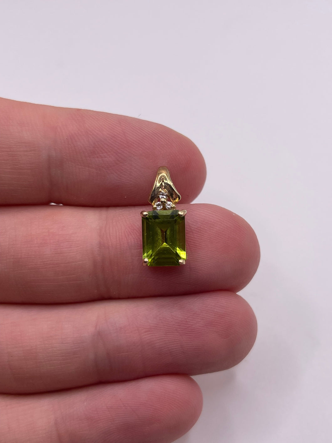 9ct gold peridot and diamond pendant