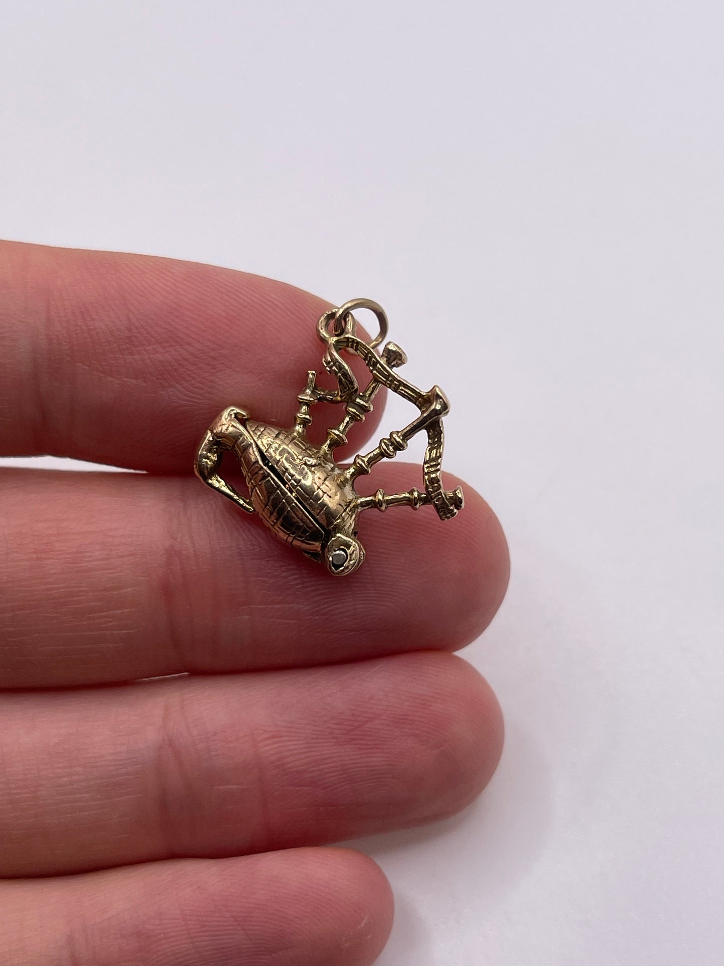 9ct gold bagpipes charm