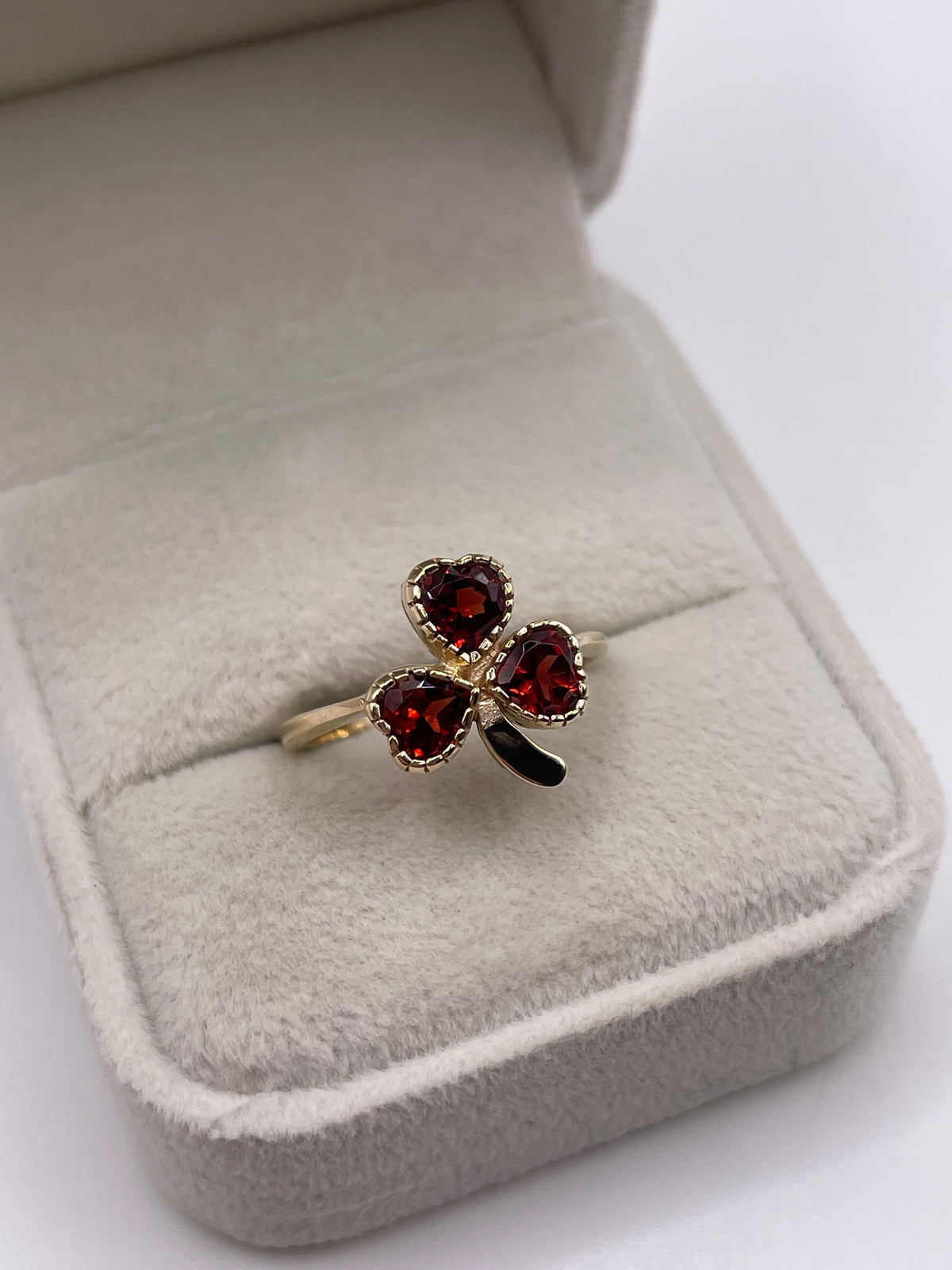 9ct gold garnet clover ring