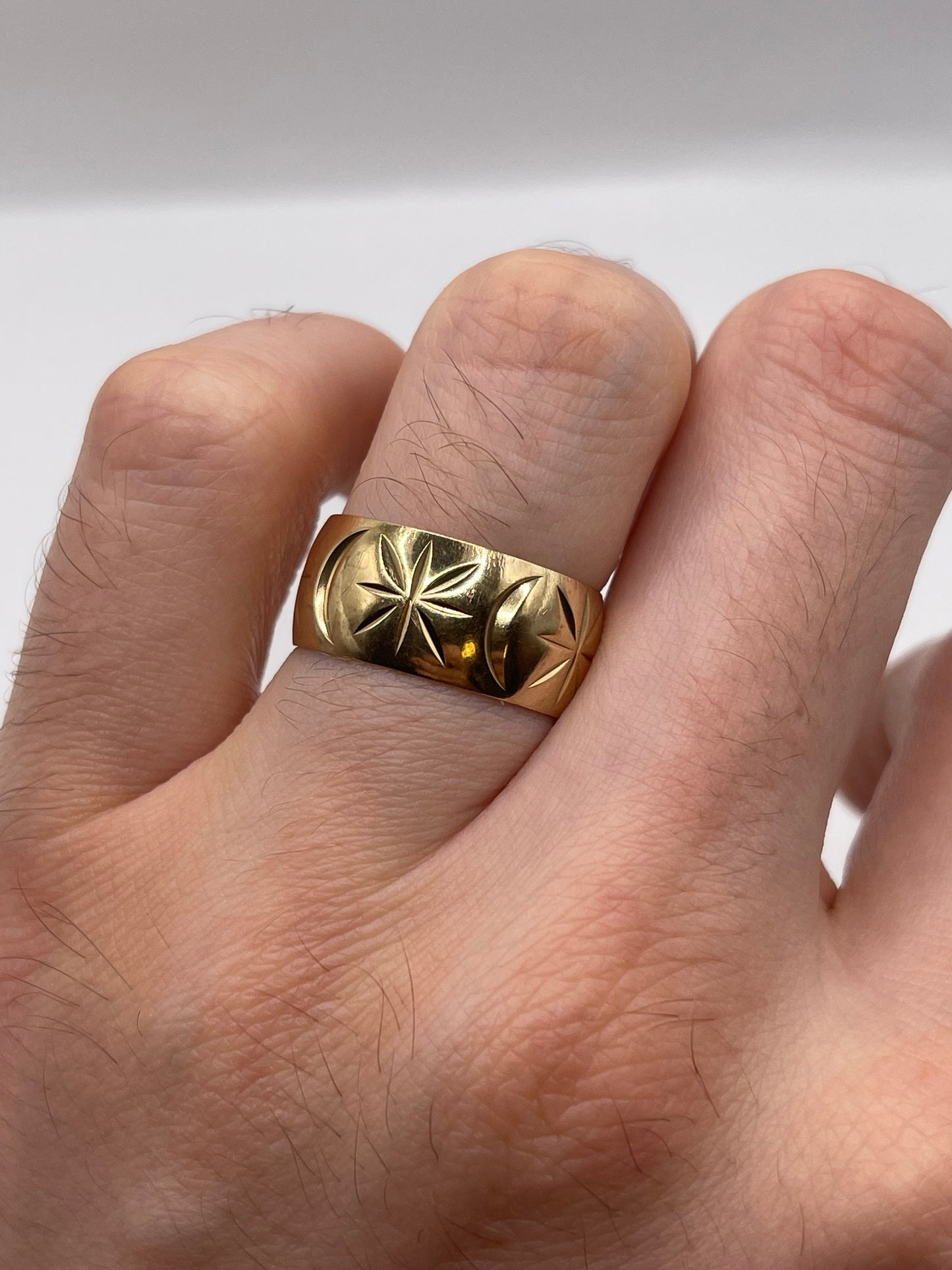 9ct gold patterned band