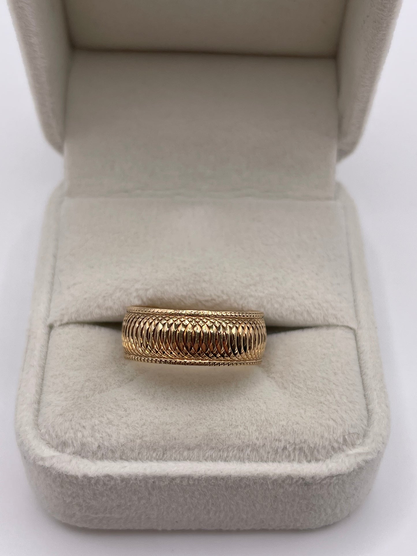 9ct gold patterned band