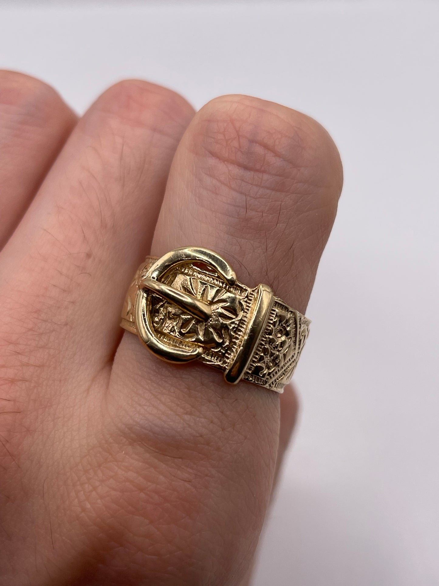 Heavy 9ct gold engraved buckle ring